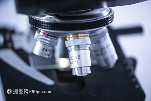 微观世界的探索者 医疗实验室研究人员与显微镜的完美协作